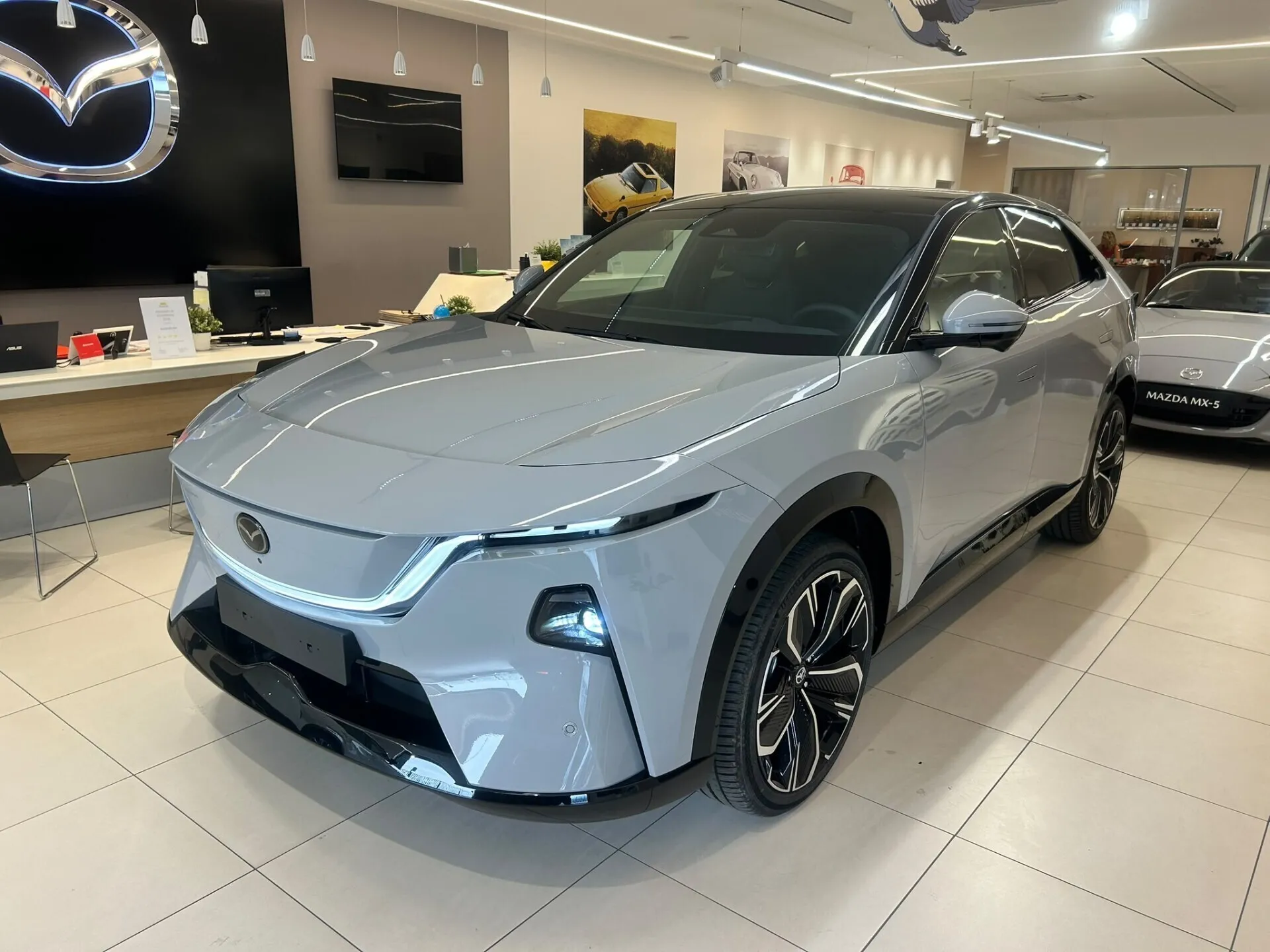 Foto Mazda CX-6e TAKUMI *NOLEGGIO 538€*